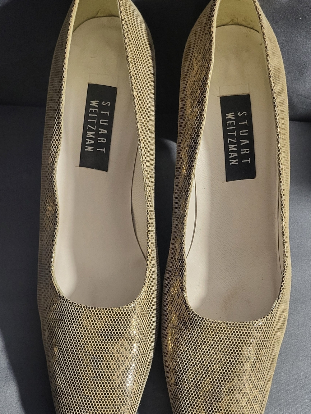 Stuart Weitzman Gold Ladies Pump - Picture 2 of 6